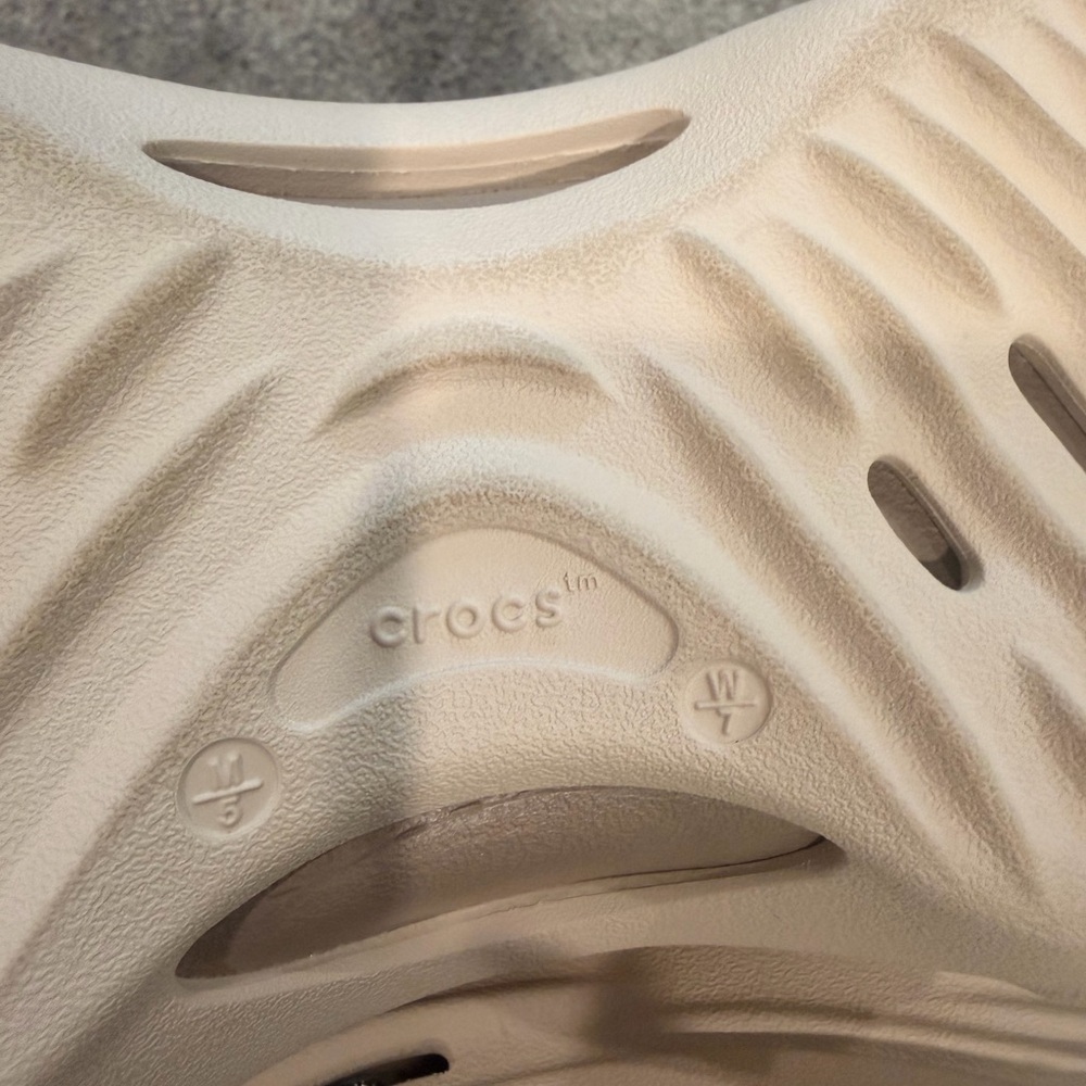 CROCS Women’s Cream/Tan LiteRide-Style Clog - Picture 6 of 6